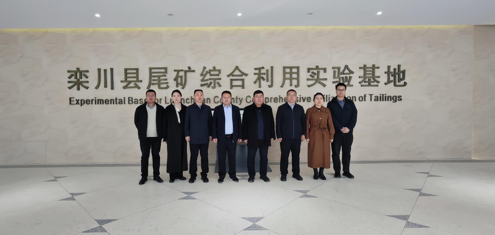 考察调研人员合影留念.jpg 考察调研人员合影留念.jpg